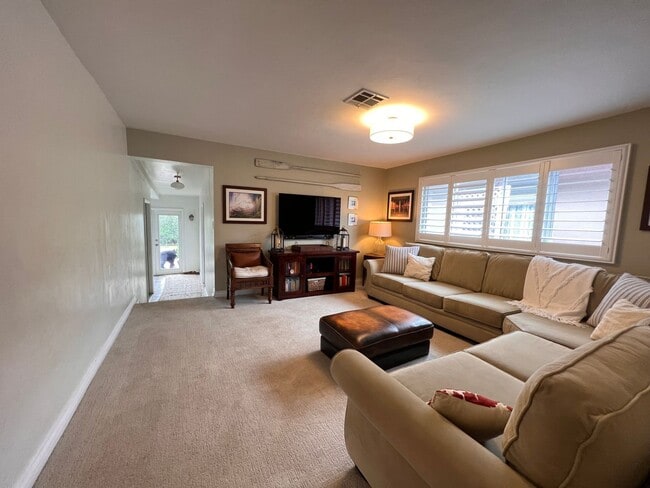 Photo - 3B/3B LUXURY Remodeled Home! w/ Garage! Large Fenced Backyard! Bike to the Beach!