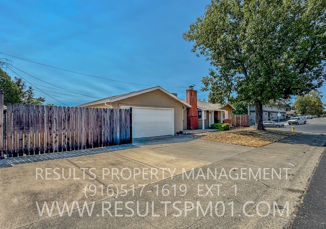 Building Photo - Charming Roseville Corner-Lot Home with RV...