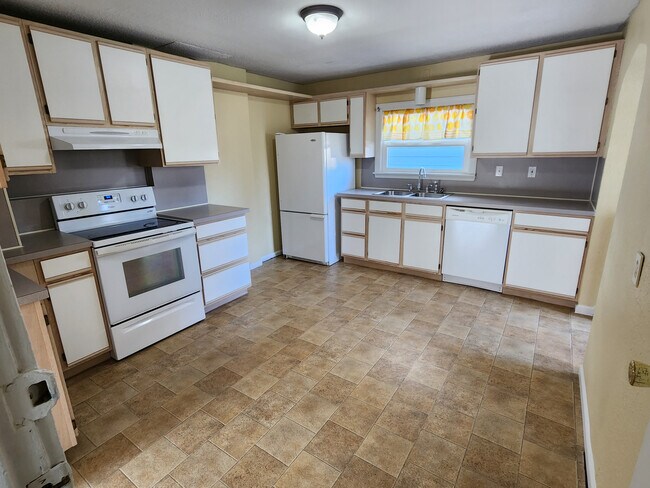 Large Kitchen - 520 S 51st St Unit A