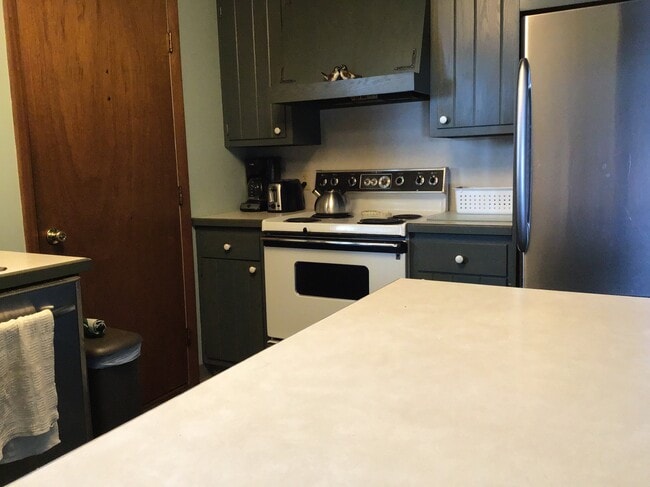 cocina eléctrica y refrigerador - 5304 Lakeside Blvd