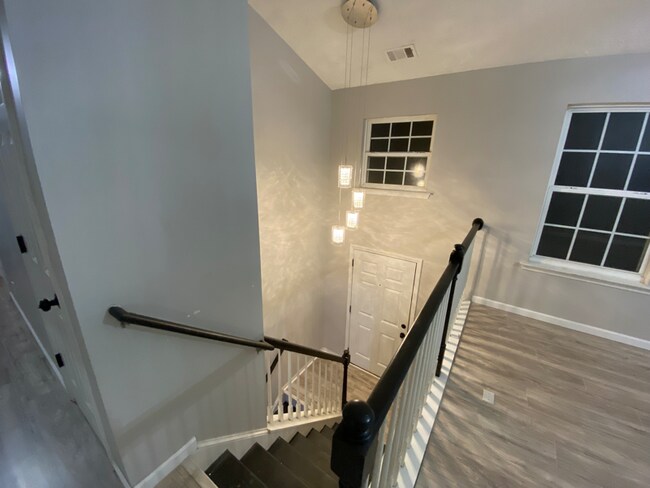 Photo - 280 Bridgestone Ln