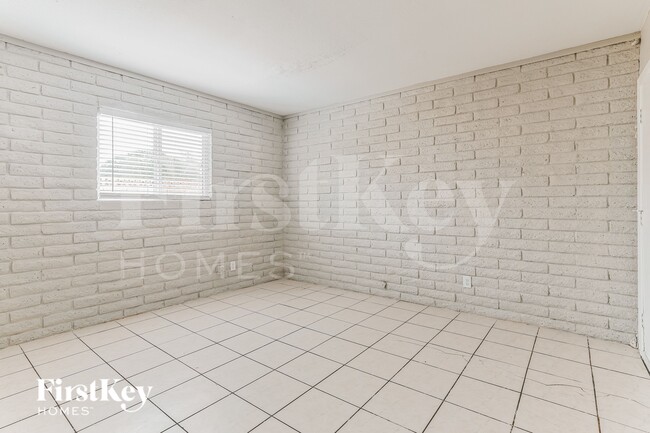 Photo - 1619 E Campus Dr