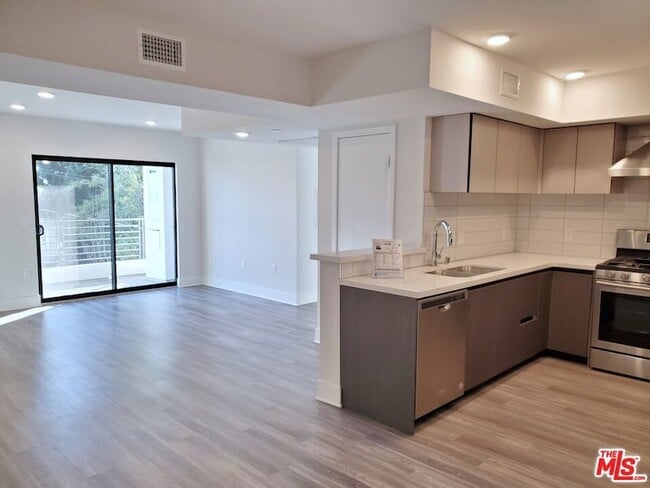 Building Photo - 5030 Rosewood Ave Rental