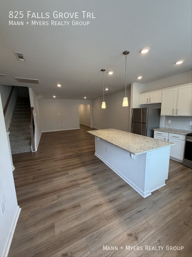 Photo - 825 Falls Grove Trl