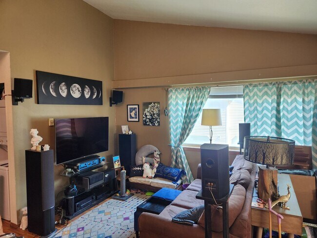 Photo - 2073 Cherry St