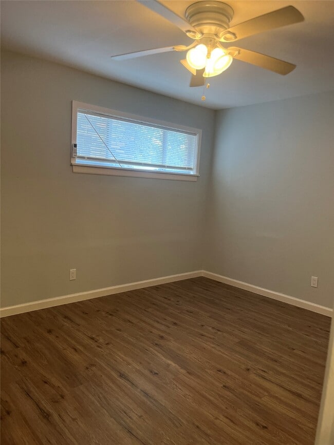 Building Photo - 4624 Bell St Unit 3