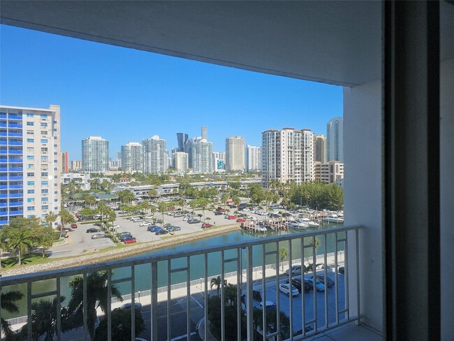 Building Photo - 500 Bayview Dr Unit 817