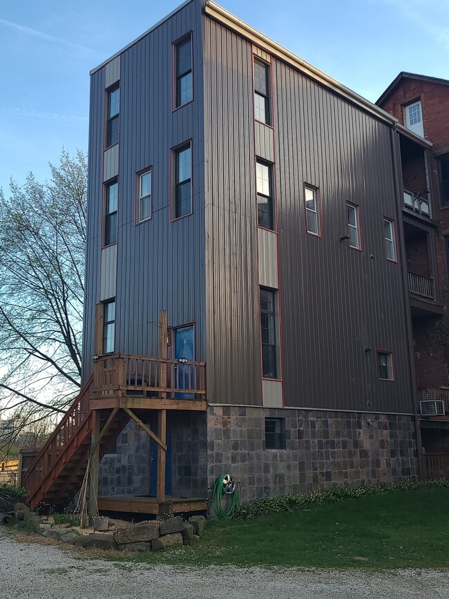 Building Photo - 277 Bluff St Unit Studio #1 Garden