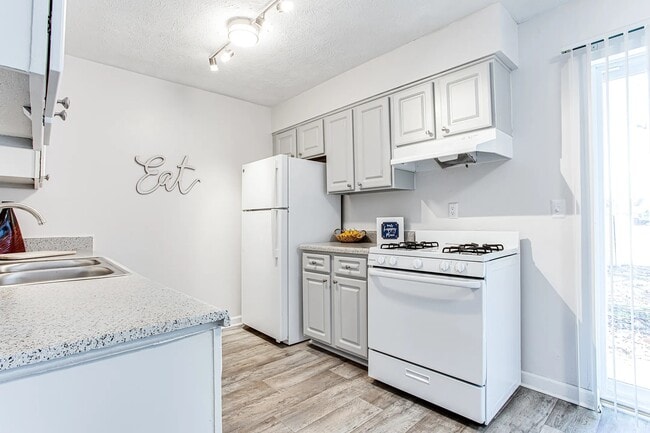 Brookfield Park Townhomes & Apartments