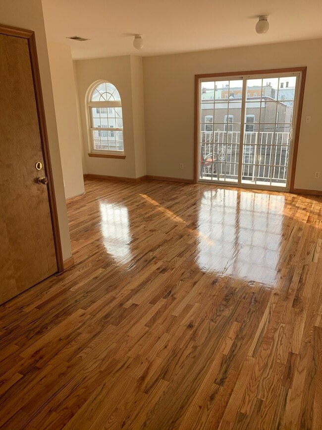 Photo - 555 Livingston St