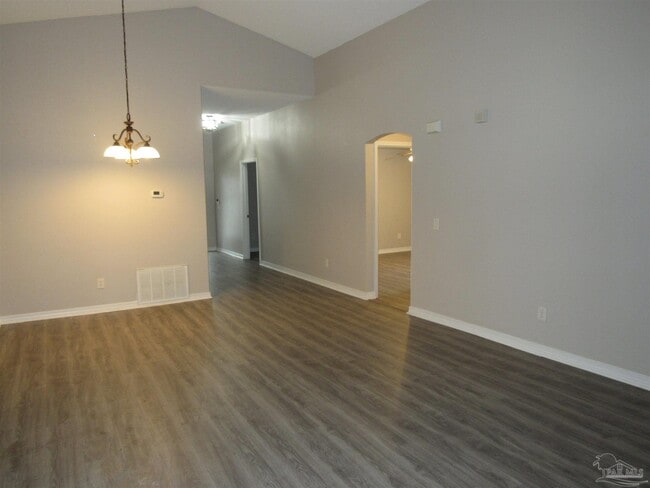 Photo - 608 Saleta St