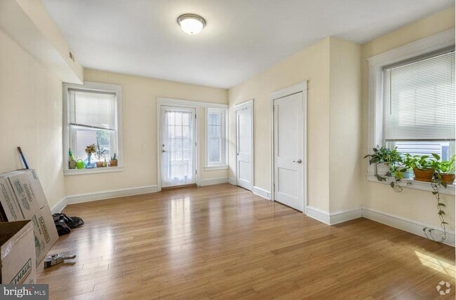 Building Photo - 6168 Ridge Ave Unit 3 Rental
