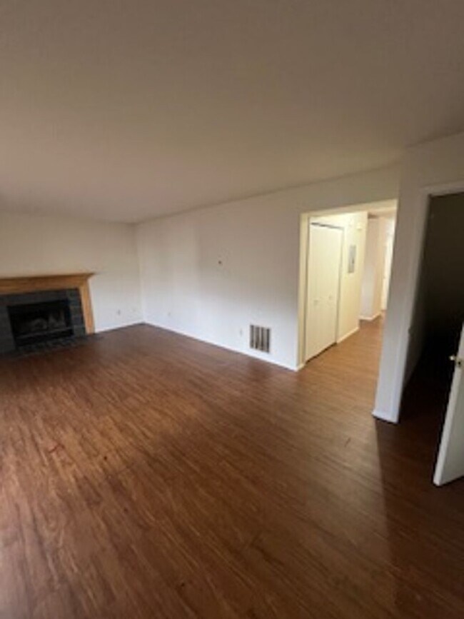 Photo - 3 bedroom, 2.5 bath townhome: Cedar Grove Townhomes. *6-MONTH LEASES ACCEPTED!* Unit 718 West 17th Street