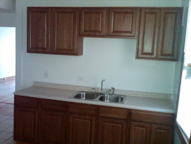 Kitchen - 910 W 77th St Unit 1