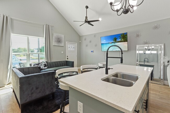 Photo - 5607 Bacher St