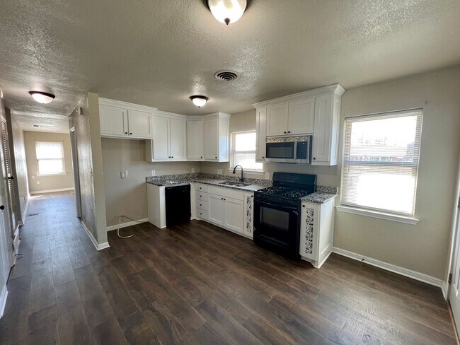 Photo - FOR LEASE! 3 Bedrooms, 1.5 Baths, 1 Car Garage with a HUGE Backyard