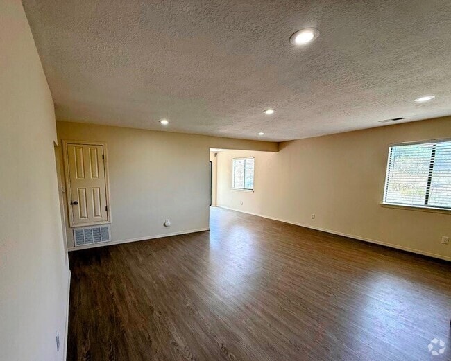 Building Photo - 2900 Vista Del Rey NE Unit 30A Rental