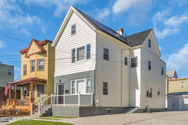 Building Photo - 11 E 43rd St