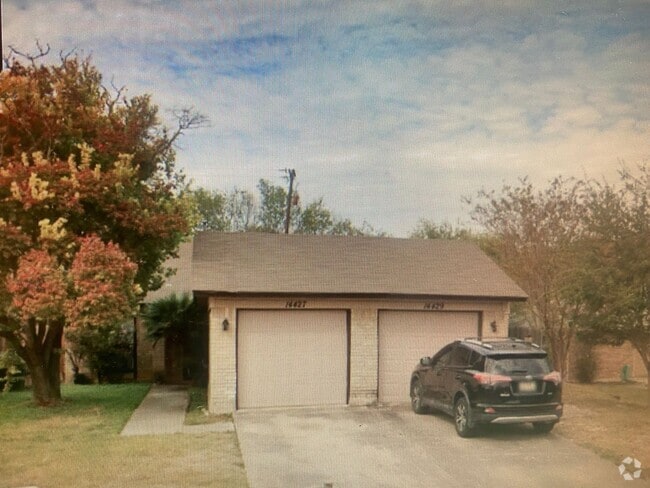 Building Photo - 2 bedroom 2 bath Duplex Rental