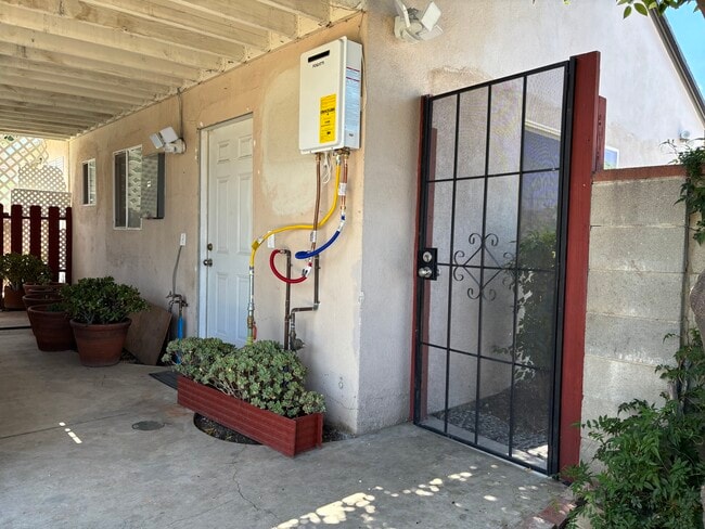 6327 Calvin Ave Unit GUEST HOUSE