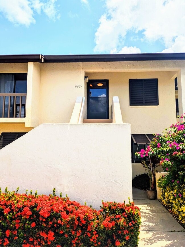 Building Photo - SEASONAL/SHORT TERM TURNKEY condo Unit 16, Bldg B