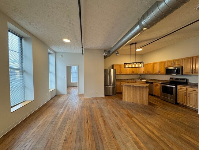 Building Photo - Main Street Loft Apartment Unit 903 2D