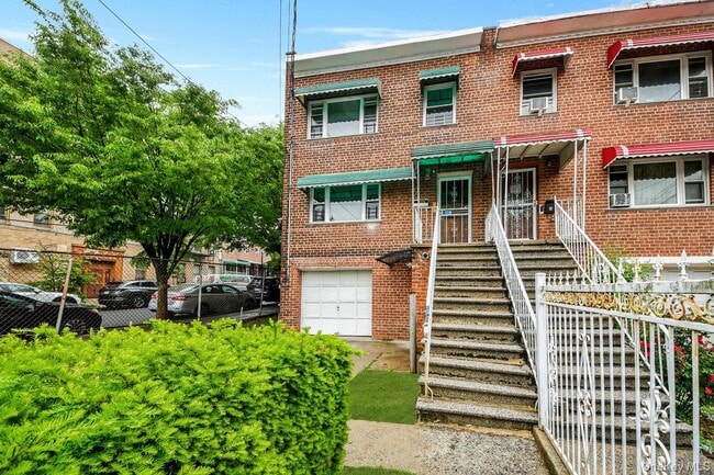 Building Photo - 3722 Bronxwood Ave Unit 2