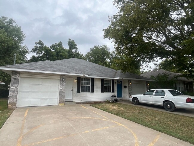 Building Photo - Check this out!!! Great duplex ready for y... Rental