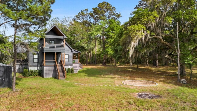 Photo - "Spacious 4-Bed Oasis with Guest Suite on ...