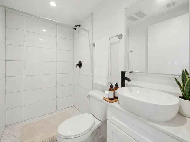 1326 W 35th Pl Unidad Private Room at 1326 W 35th Pl (9B9B)