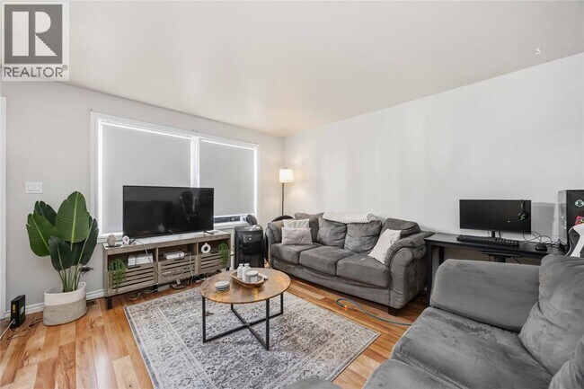 Photo - 205 FANE St