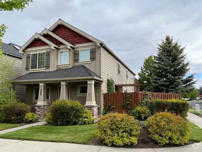 Building Photo - Spacious SE Bend 3 Bed/2.5 Bath on Corner ... Rental
