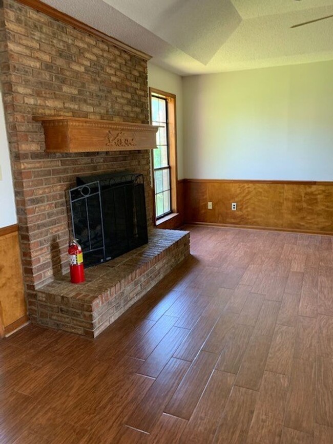 Photo - Cozy 3 Bed 2 Bath Available in May! Apply ... House