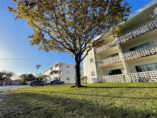 Building Photo - 17001 NE 9th Ave Unit 12C Rental