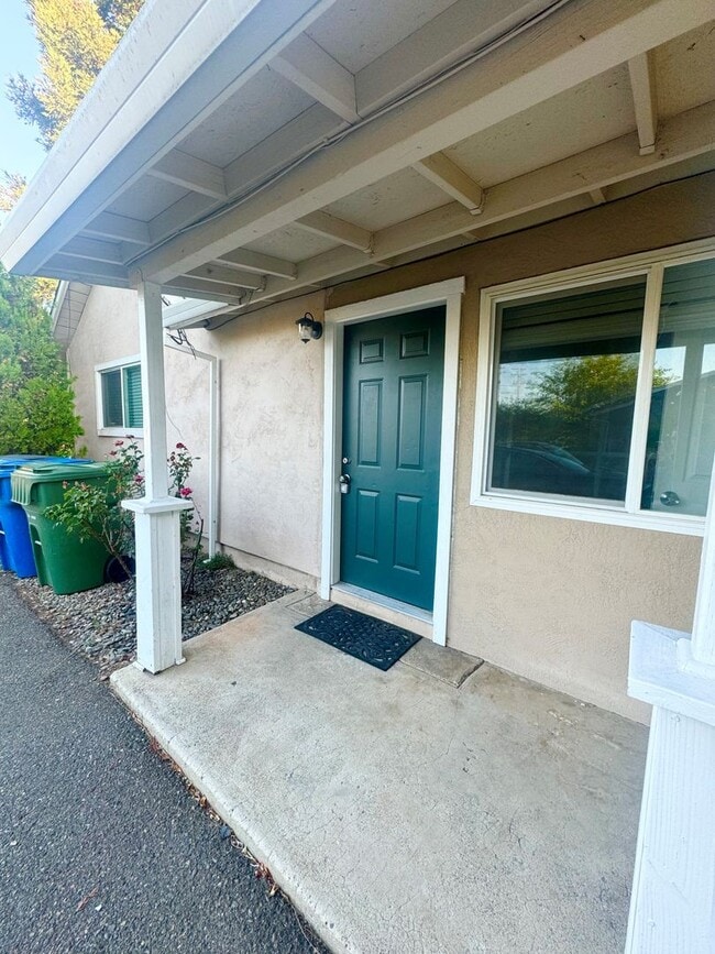 Building Photo - Spacious 3 Bedroom! Rental