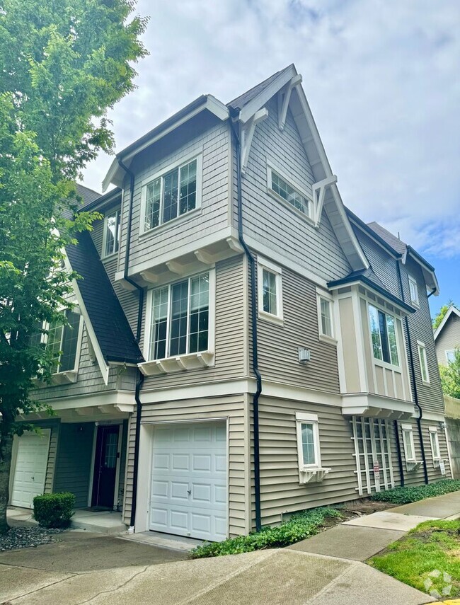 Building Photo - 3-Bed End-Unit Townhome in Redmond