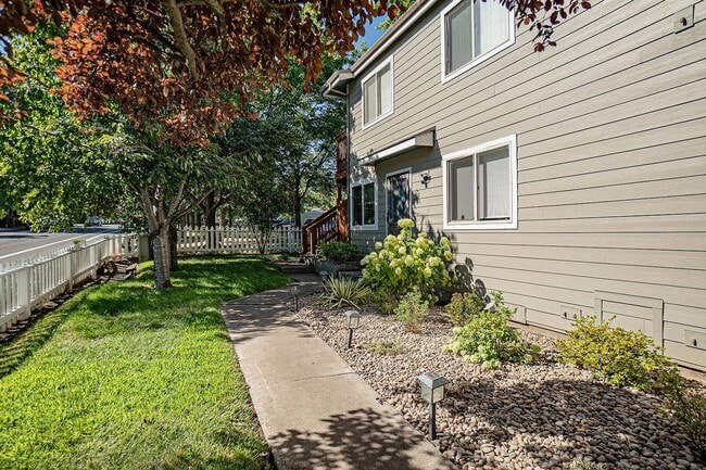 Building Photo - Unfurnished Two bedroom, Two bath Ground Floor Townhouse | Available June