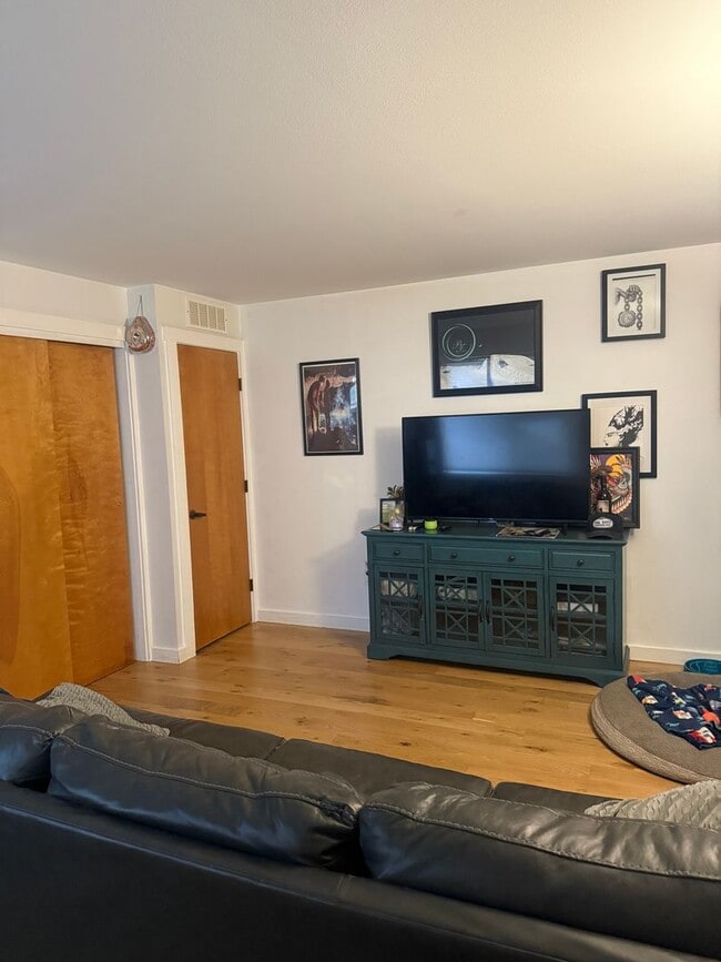 Photo - Ground Level Ponds Studio - Partially Furn...