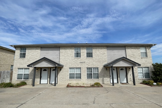 Building Photo - 1607 Dugger Cir Unit Apt. C
