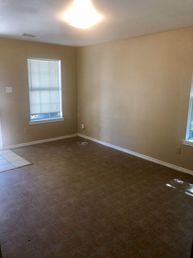 Photo - 3328-3330 Bright St Unidad 3330