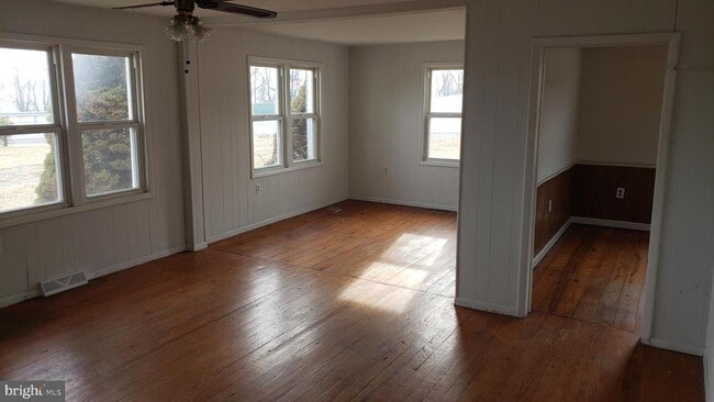 Photo - 19 Laverne Dr