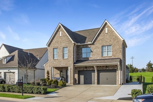 Photo - 647 Sire Ave