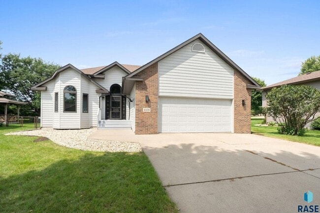Building Photo - Charming Multi-Level Home! Large Backyard,...