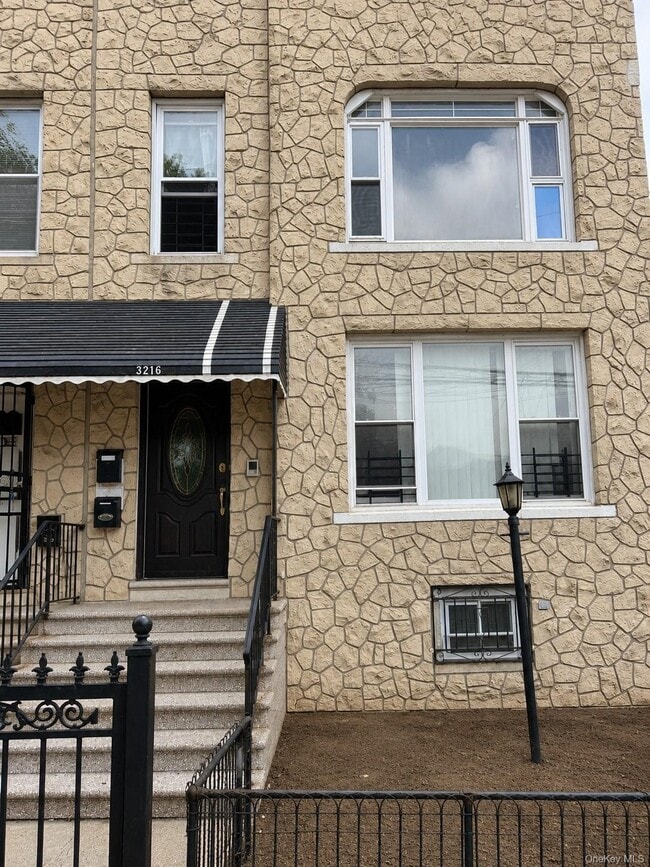 Photo - 3216 Seymour Ave Unit 2