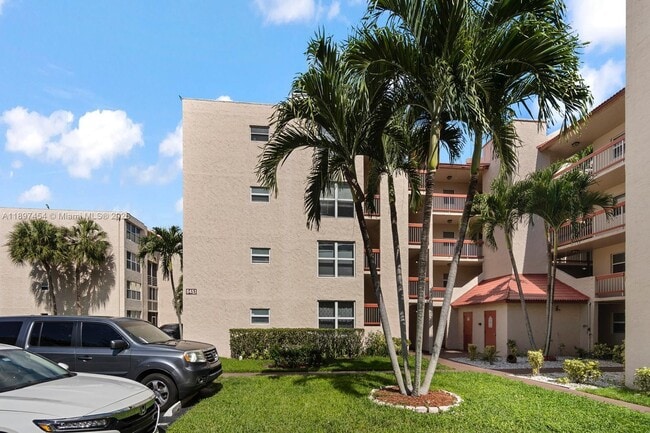 Building Photo - 9451 Evergreen Pl Unit 303