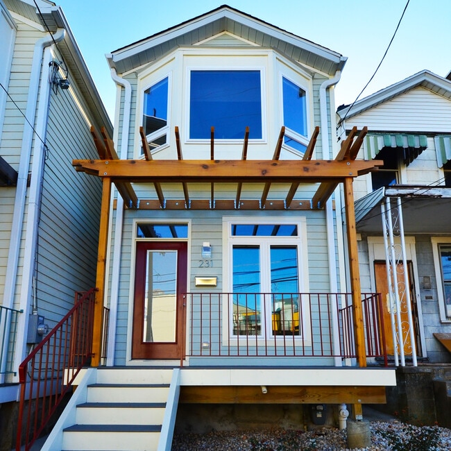 231 Carron - Franklin West Apartments, Leasing Office