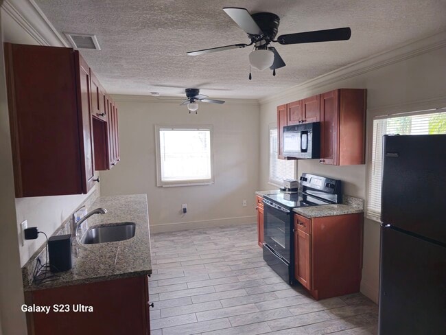 Photo - 1911 E Poinsettia Ave Unit Main