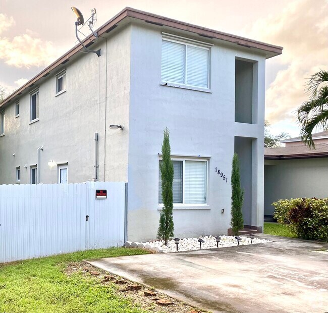 Building Photo - 18951 SW 113th Pl Rental