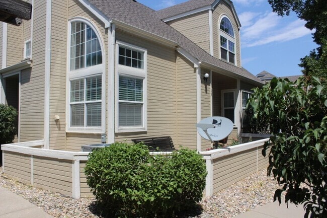 Building Photo - Gorgeous 2 Story End Unit in Lakewood! Rental