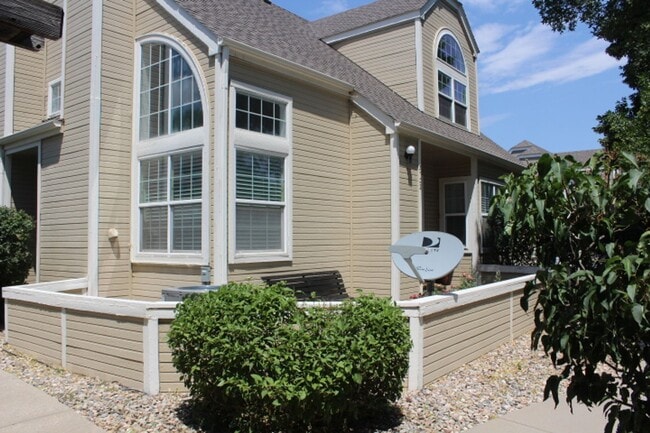 Gorgeous 2 Story End Unit in Lakewood! - Gorgeous 2 Story End Townhome Unit in Lakewood!